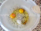 Saratele fragede cu untura mac susan preparare reteta - punem drojdia peste oua si sare
