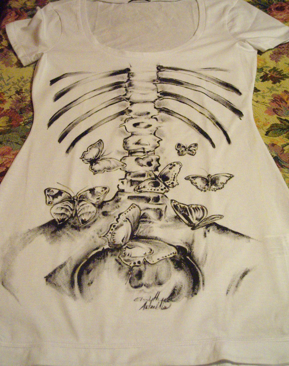 attebasilE T.shirt "butterflies in the stomach"