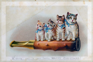 Imagen: cuatro gatitos sobre un silbato