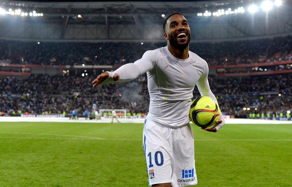 Alexandre Lacazette Menuju Pintu Keluar Parc Olympique