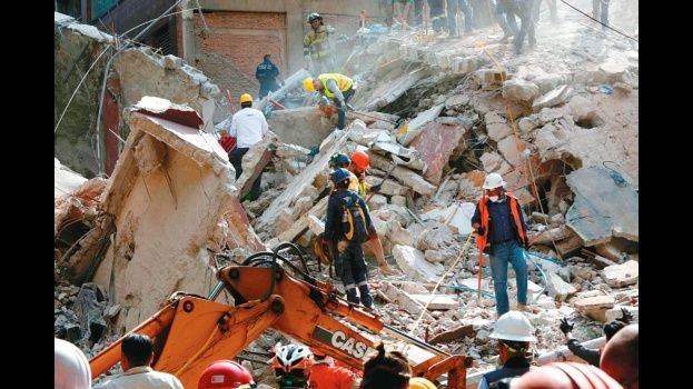 Resultado de imagen para Fotos un sismo de magnitud 7.1 en la escala de magnitud de momento con epicentro en la zona limÃ­trofe de Morelos y Puebla, que destruyÃ³ en su totalidad varios edificios en la Ciudad de MÃ©xico