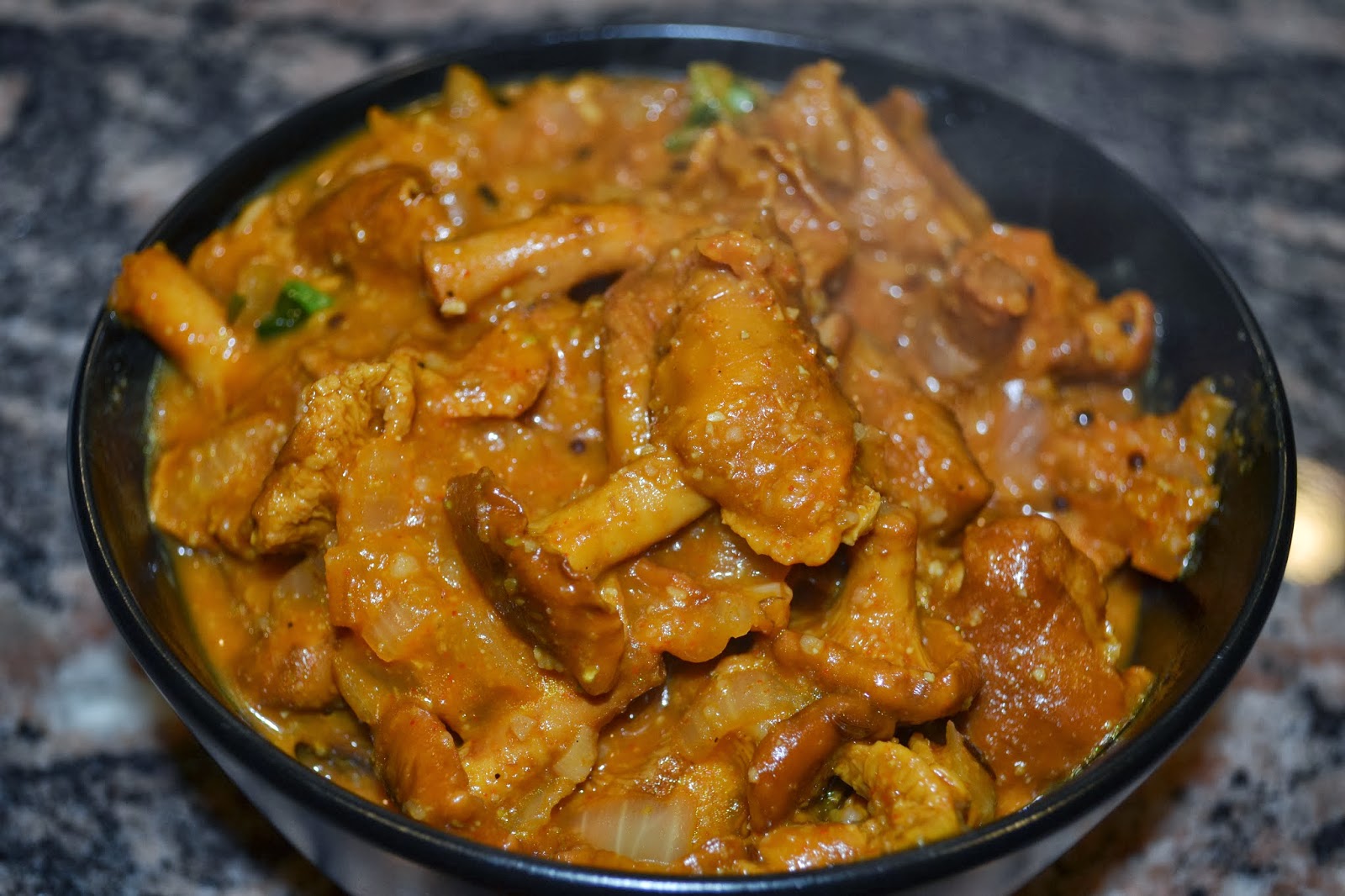 Лисички жареные на сковороде. Вкусные лисички жареные как приготовить. Грибы на сковородке. Жареная картошка с лисичками. Лисички грибы с картошкой жареные.