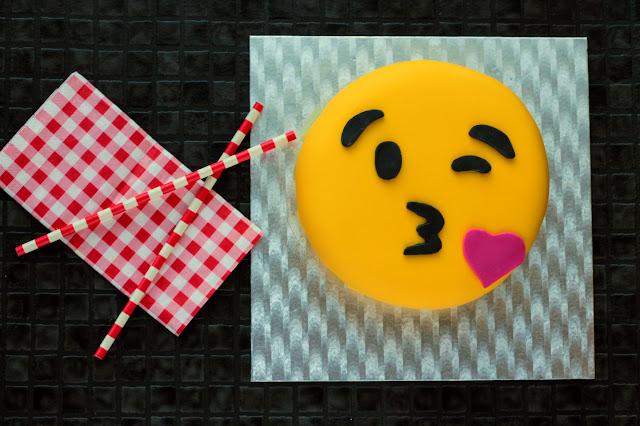 Emoji Cake tutorial, what better way to celebrate a birthday than with a happy emoji cake!! www.goodfoodshared.blogspot.com