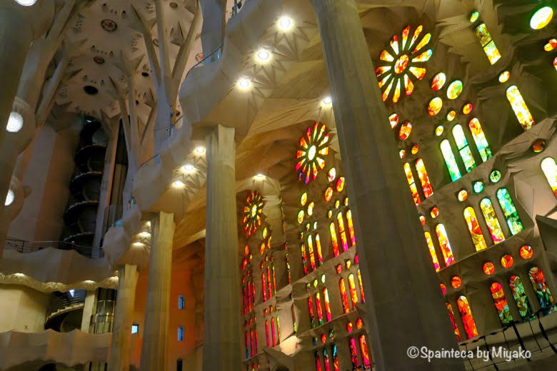 世界遺産サグラダ·ファミリア教会の美しいステンドグラス Sagrada Família, Barcelona