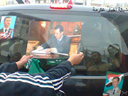 AssadBilder auf Autos der Beobachter der Arabischen Liga in Homs (assad bilder auf autos der beobachter der al in homs )