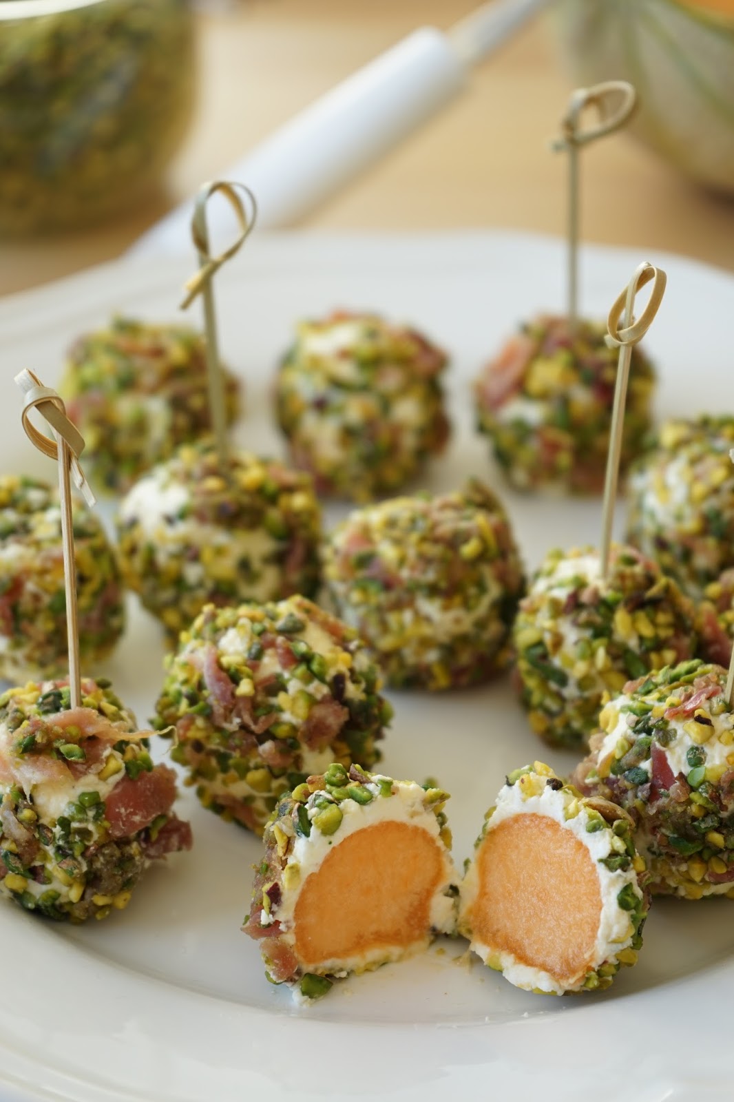 The Cook Time Brochettes de melon au jambon cru, chèvre frais et pistaches