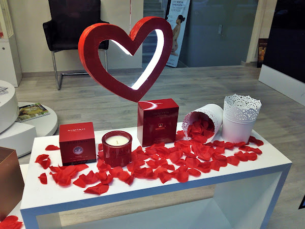 escaparate san valentin pétalos y corazones