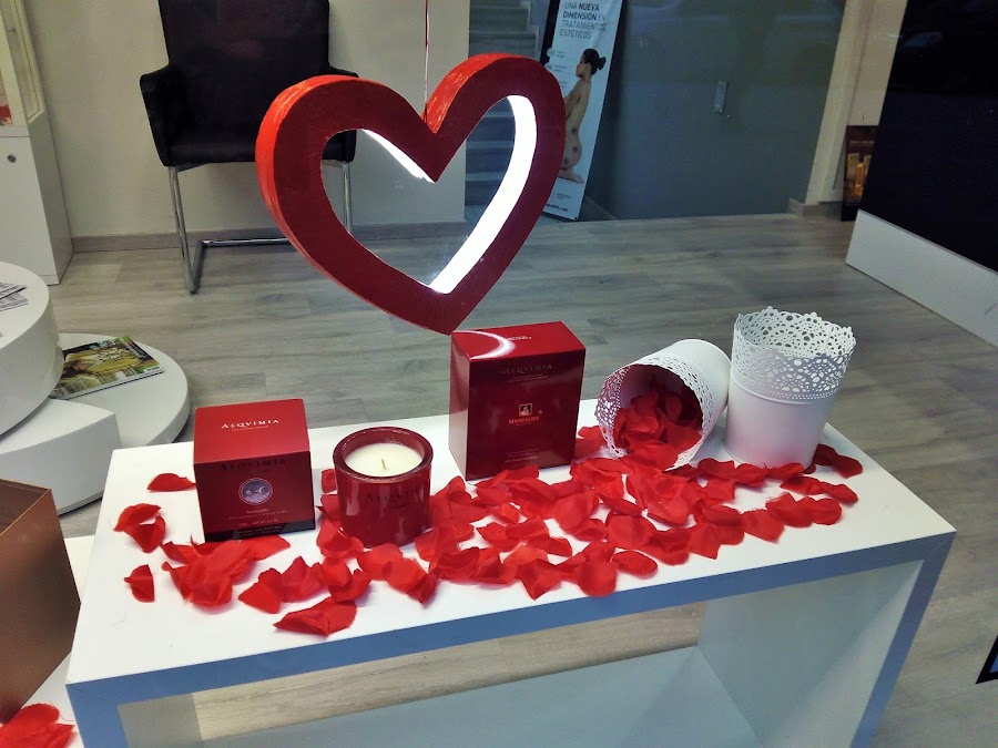 escaparate san valentin pétalos y corazones