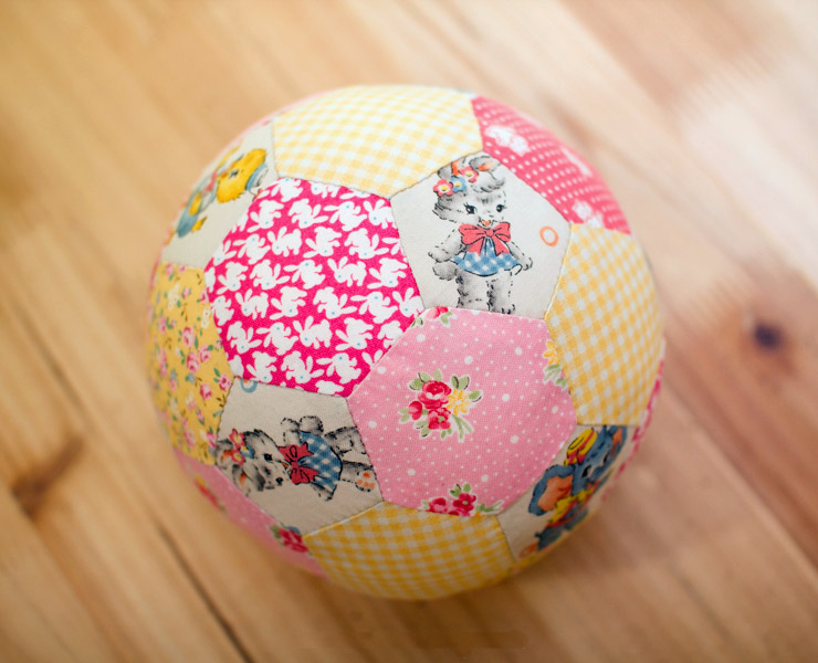 Tutorial: make a patchwork ball. Как сшить мячь из кусочков ткани.