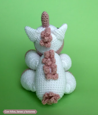 Con hilos, lanas y botones: unicornio amigurumi rosa