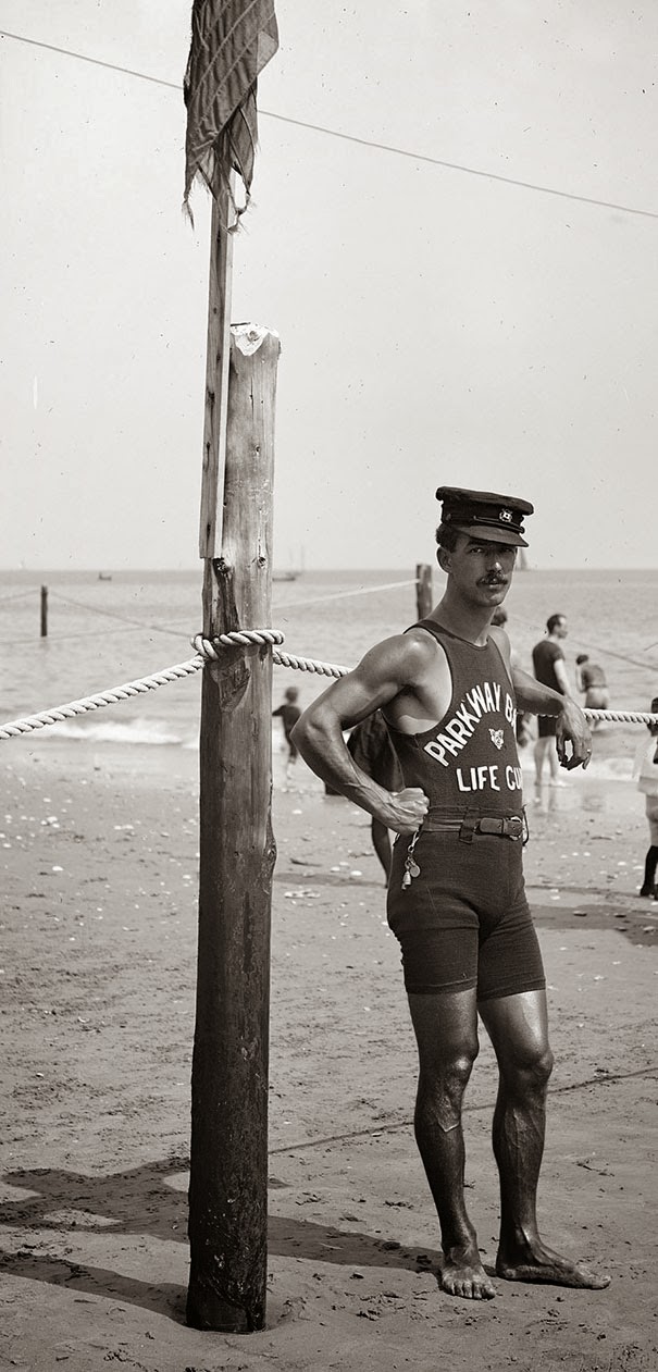 40 Must-See Photos Of The Past - Lifeguard on the coast, 1920′s