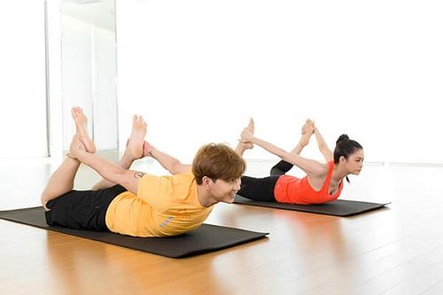 Cách thực hiện tư thế Cánh Cung Cách thực hiện tư thế Cánh Cung