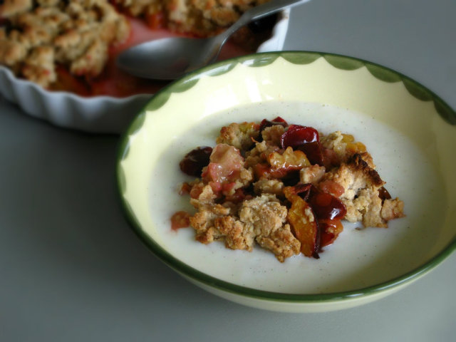 Zwetschgencrumble mit Vanillesauce