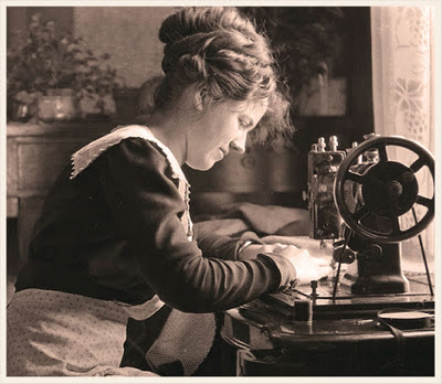 mujer cosiendo con máquina de coser antigua