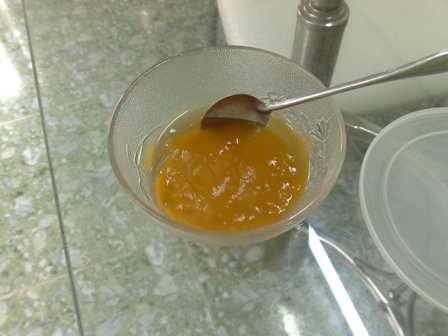 Khó tin nhưng có thật: Cho hành lá vào chén mật ong biết ngay mật ong thật hay giả Khó tin nhưng có thật: Cho hành lá vào chén mật ong biết ngay mật ong thật hay giả