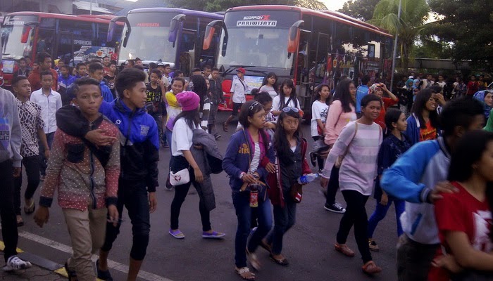 Petugas Razia Paket Wisata Ilegal di Pelabuhan Gilimanuk