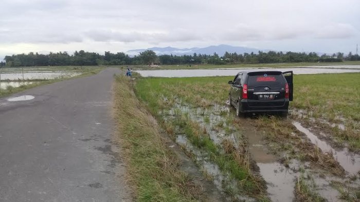 Aneh, Mobil Avanza Ini Dibawa Garap Sawah, Begini Jawaban Sopirnya