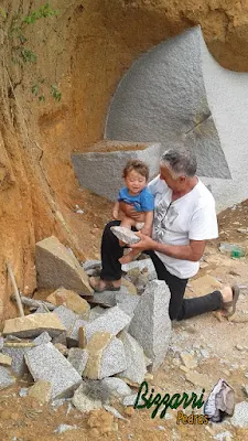 Bizzarri, com o neto, fazendo o que mais gosta, garimpando pedras. Tipos de pedras e cores diferentes. Essa da foto é um granito cinza, sendo um tipo de pedra folheta bruta e pedra paralelepípedo para fazer as construções com pedras, os muros de pedra, revestimento de pedra, calçamento de pedra, parede de pedra e pisos de pedra. Gosto de ver a pedra irregular e ela sendo colocada em vários tipos de trabalhos com pedras.