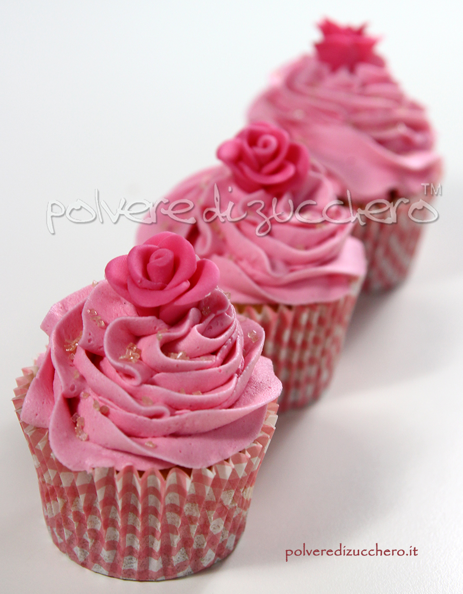 Cupcake decorati con frosting al cheese cream al cioccolato con