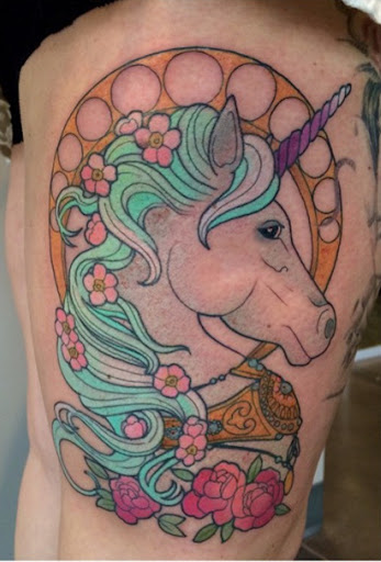 Este unicórnio com flores no seu cabelo