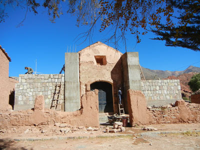 das neue Kirchendach geht über die Zementsäulen