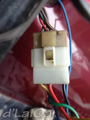 periksa dan bersihkan socket kabel lampu