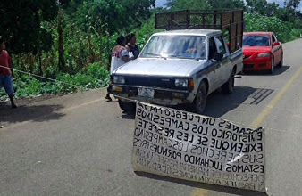 Toman carretera en Zona Maya; cobran “derecho de paso” en tramo Tihosuco-Dziuche; exigen destitución del alcalde de Sabán