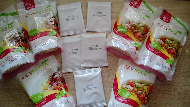 Rohnudeln in verpackung mit Soßen