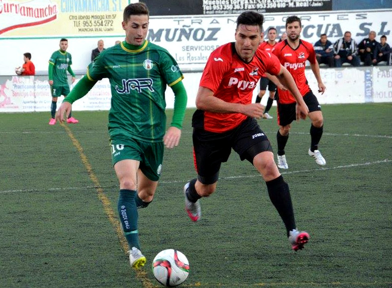 Manolillo conduce el balón presionado por un jugador del San Pedro (Foto: Elena Martínez).