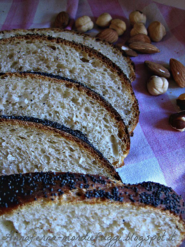 pane con mandorle e nocciole tostate