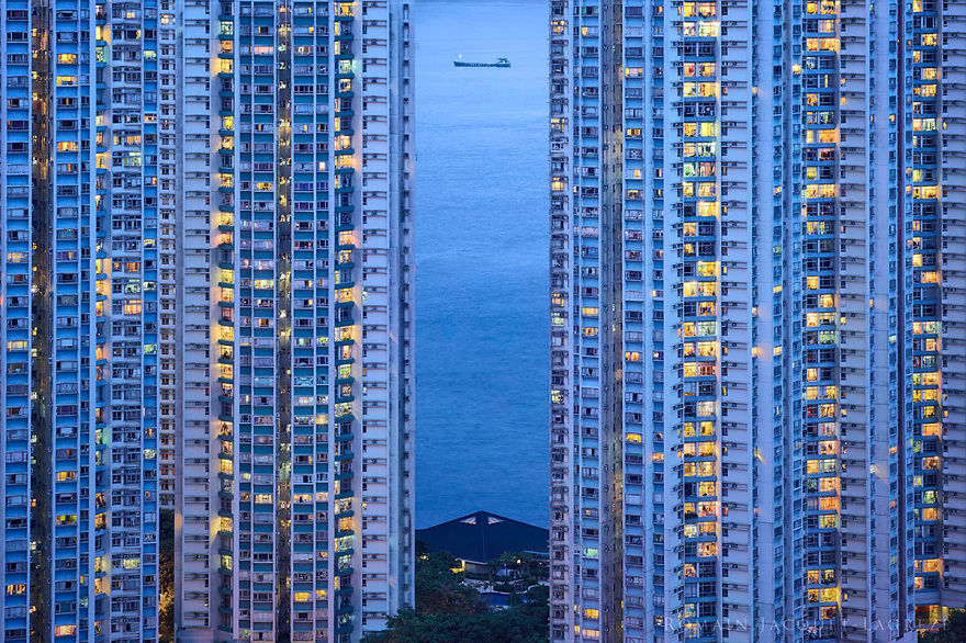 Небоскрёбы Гонконга на фоне моря