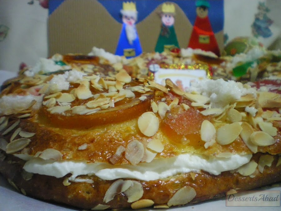 Roscón de Reyes relleno de nata (crema de leche) y trufa