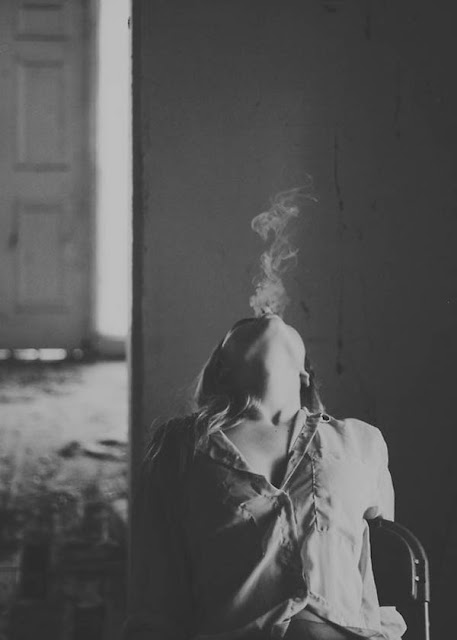 Hình ảnh khói thuốc buồn - Ảnh khói thuốc đẹp & nghệ thuật nhất