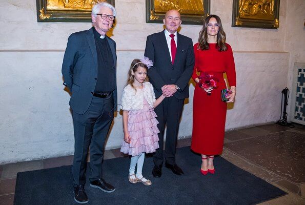 Princess Sofia attended Gålöstiftelsen's 2019 Christmas concert at Stockholm Cathedral. red skirt and red blouse, clutch