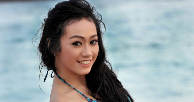 Model Majalah Popular World: Foto Nheyla Putri di Majalah Popular