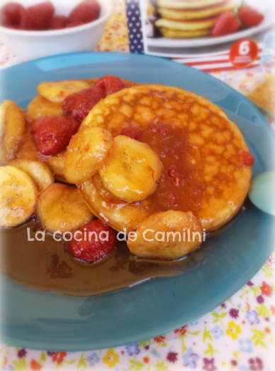 Tortitas con frutas y almíbar de miel (La cocina de Camilni) Tortitas con frutas y almíbar de miel (La cocina de Camilni)