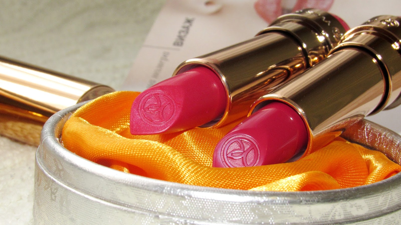 Презентация губной помады. Просроченная косметика. Состав губной помады. Срок хранения помады для губ после вскрытия. Обложки для презентации про макияж косметика.