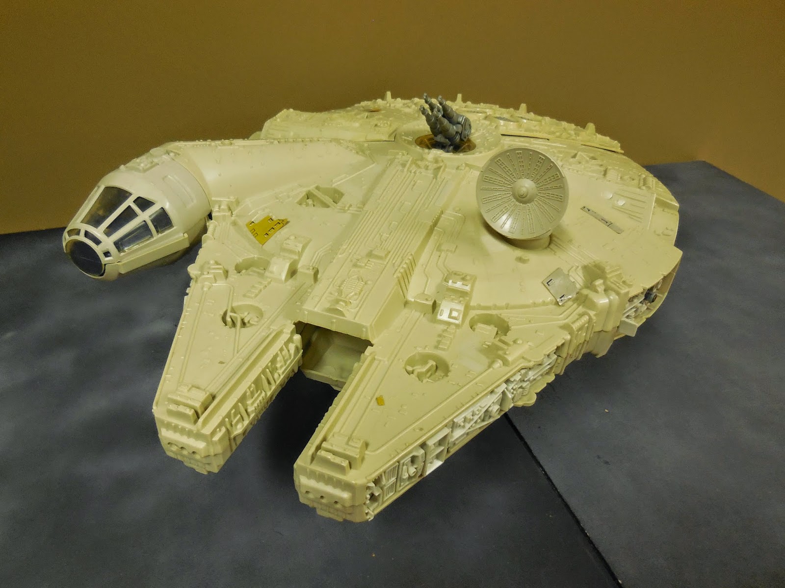 Vintage Kenner Star Wars Toys Millennium Falcon Spaceship (Kenner Canada)