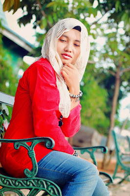 Jilbab OOTD dengan Headscarf and Red Blouse lembut foto di dalam dan di luar ruangan dengan cekwe cantik ini
