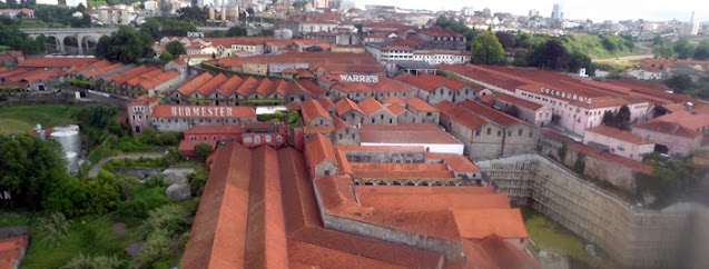 Vários telhados de armazens de vinho do Porto em Gaia