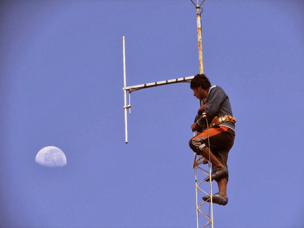 Huguito in 30 m Höhe bei der FM-Antenne, diese wurde demontiert und geht am Montag zum Fernsehtechniker nach Tupiza.