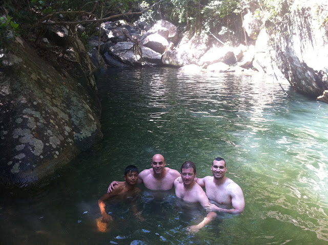 El grupo con un chico thai que se estaba bañando El grupo con un chico thai que se estaba bañando