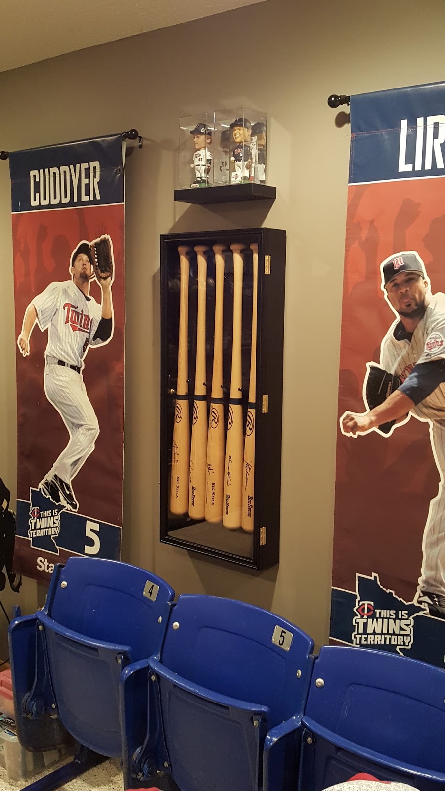 Droidtrader S Sports Memorabilia Bat Display Case Finally Up