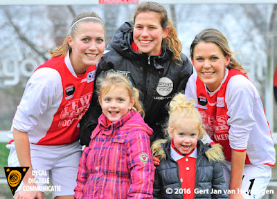 Pupil Vajenn met zus River en de RCL speelsters Sabine Verheul, Lisette Zegers en Marijke van den Berg.