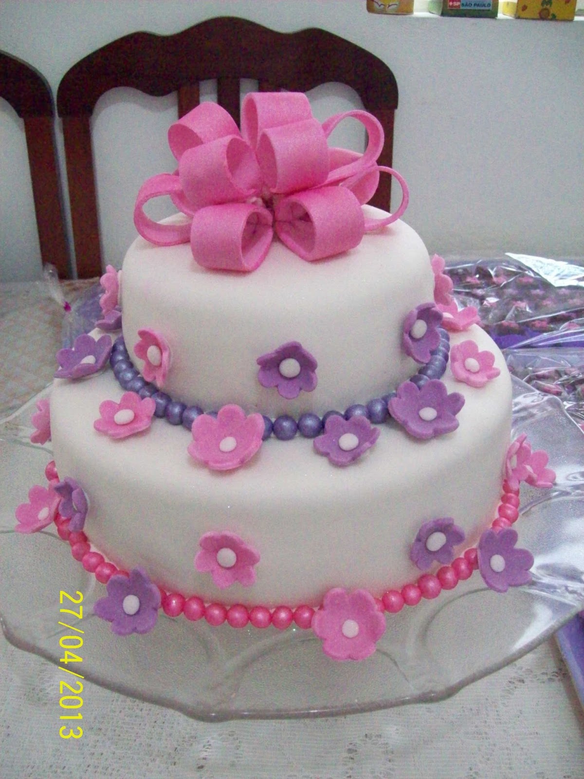 Nanda Bolos Bolo de 2 andares decorado com pasta americana rosa e lilás