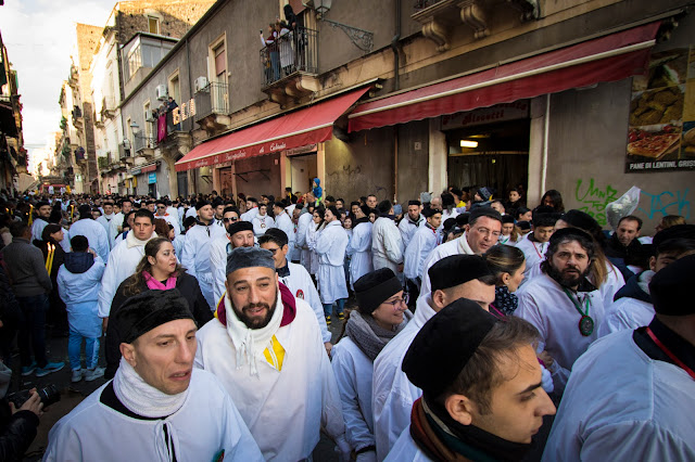 Festa di Sant'Agata a Catania-Giro esterno-Processione dei fedeli devoti sui balconi
