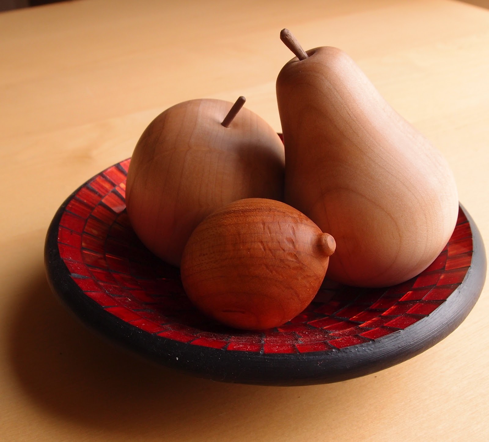 яблоко из дерева. набор деревянных фруктов. деревянный фрукт. деревянный фрукт. деревянные фрукты счетный материал.