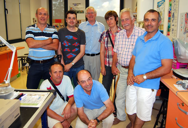 Roberto H. Wagner junto a su equipo de científicos y el INGEMI