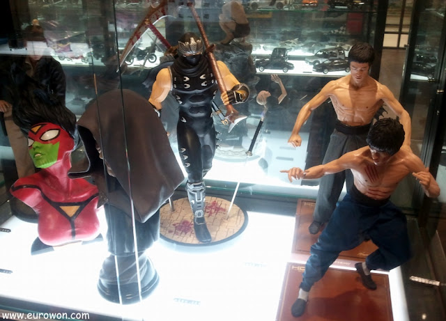Figuritas de Bruce Lee y otros personajes