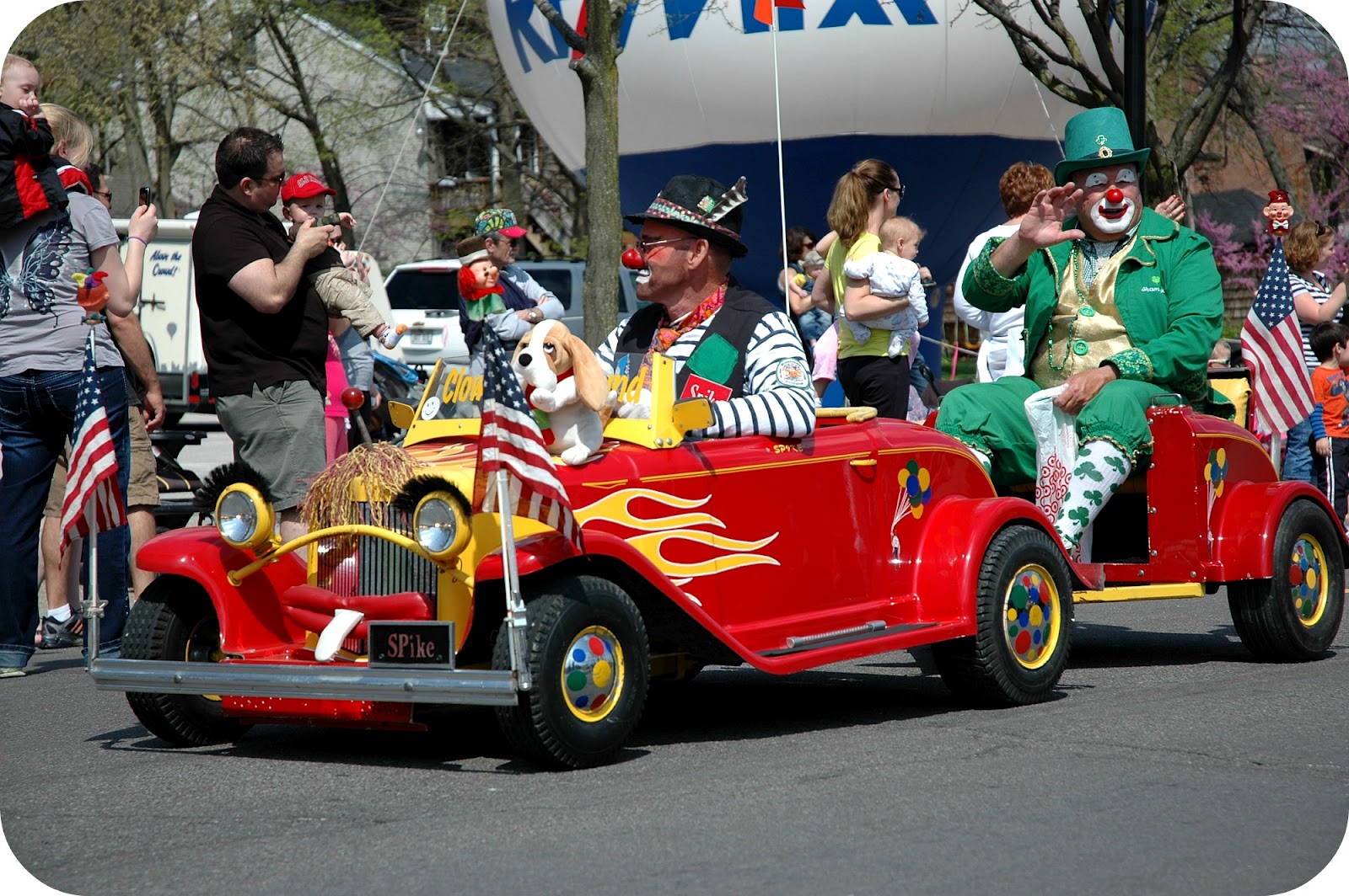 Автобус клоунов. Клоунский автомобиль. Клоуны и маленькая машина. Машинка клоунов. Клоуны в маленькой машинке.